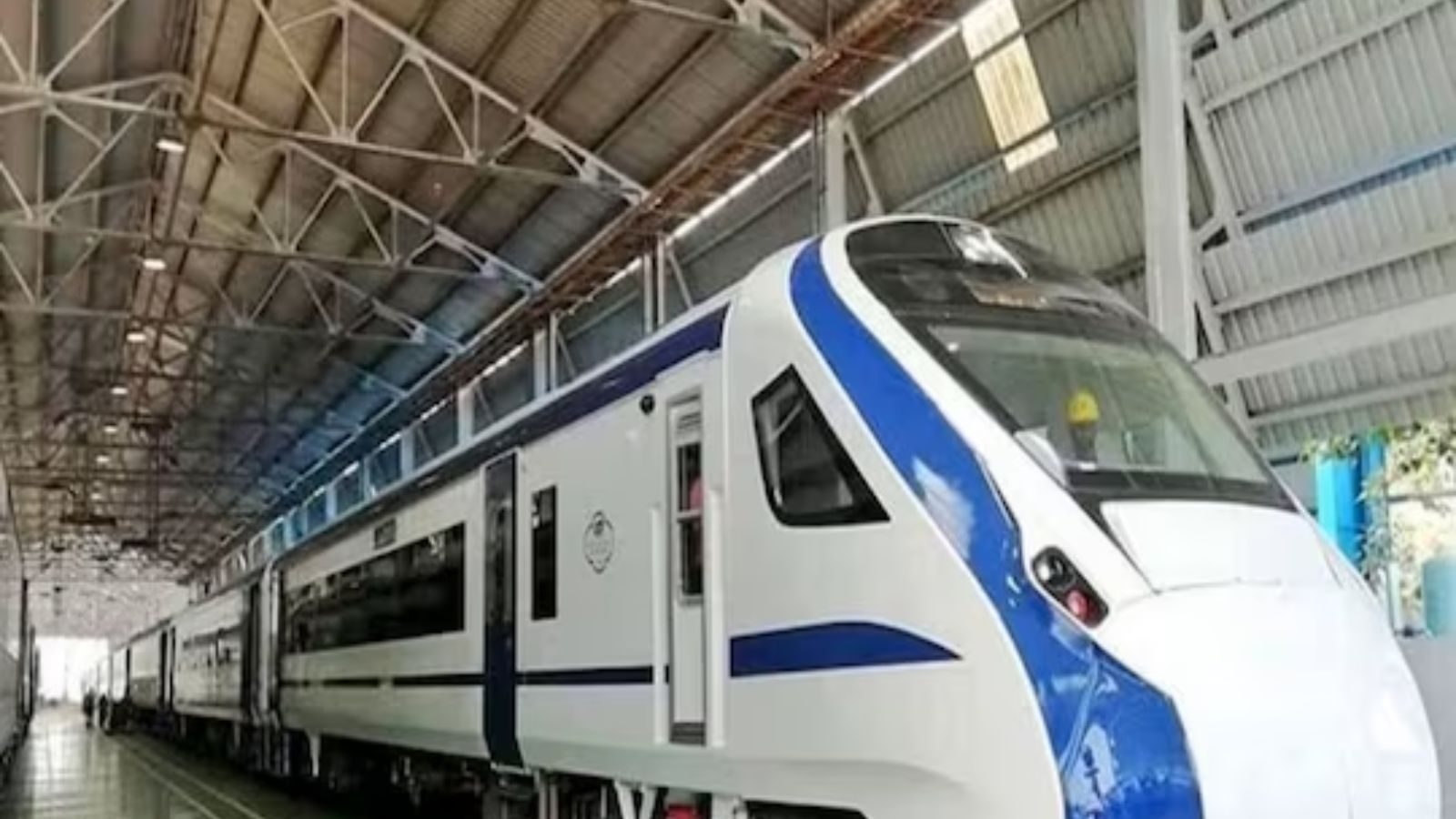 நிற மாற்றம்.. புதிய லுக்.. வந்தே பாரத் ரயில்களில் வரப்போகும் மாற்றங்கள்!