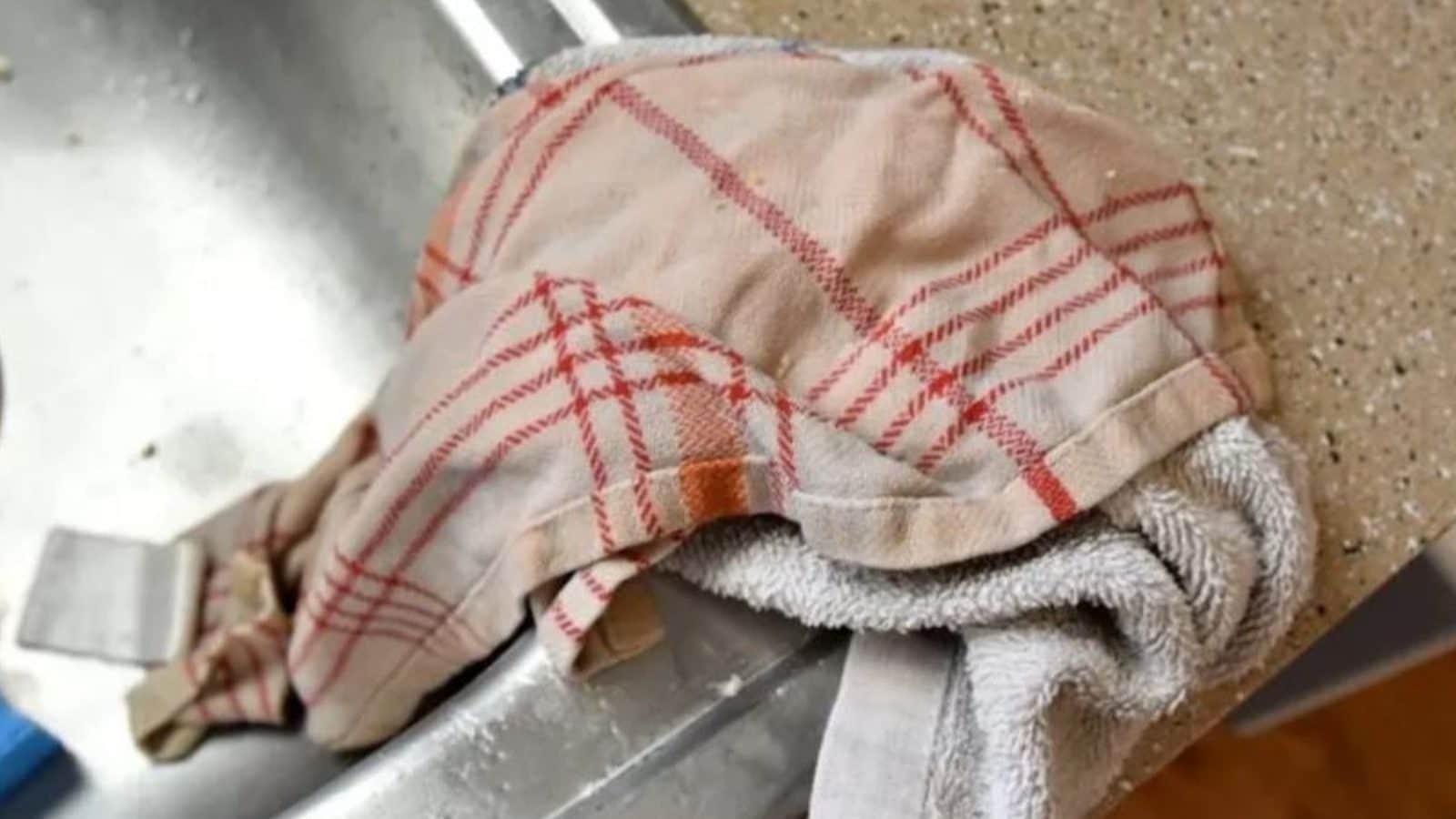 சமையலறை துண்டு கறையை நீக்க ரொம்ப சிரமப்படுறீங்களா..? இந்த சிம்பிளான டிப்ஸை டிரை பண்ணி பாருங்க..!