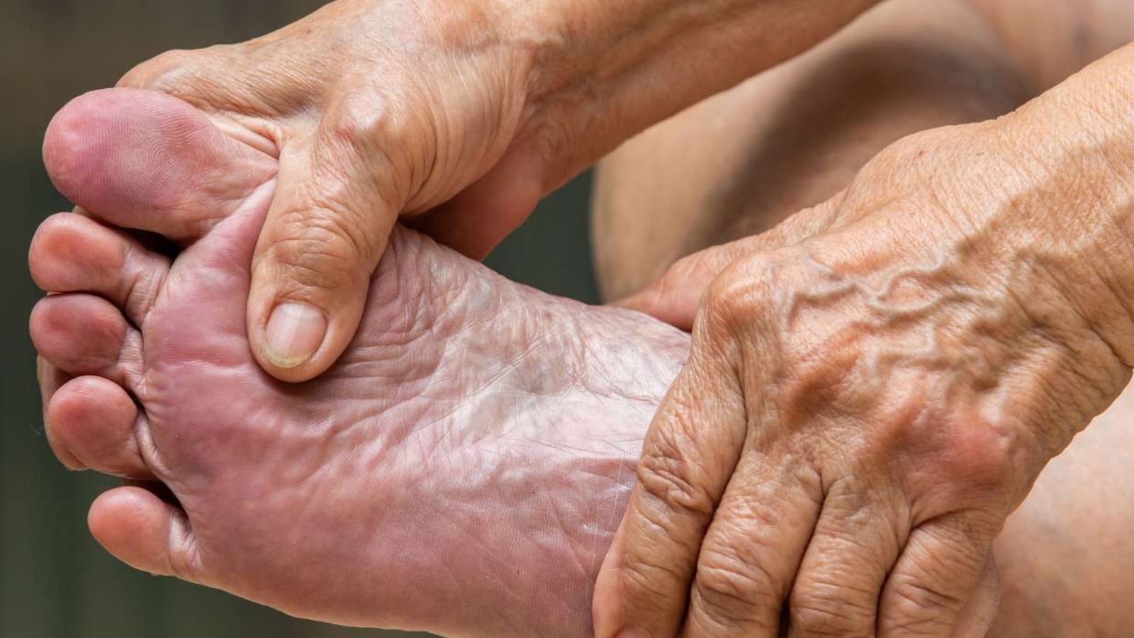 மழைக்காலத்தில் நீரிழிவு நோயாளிகள் கால்களில் தொற்று ஏற்படாமல் எப்படி பார்த்துக்கொள்வது..? உங்களுக்கான சில டிப்ஸ்..!