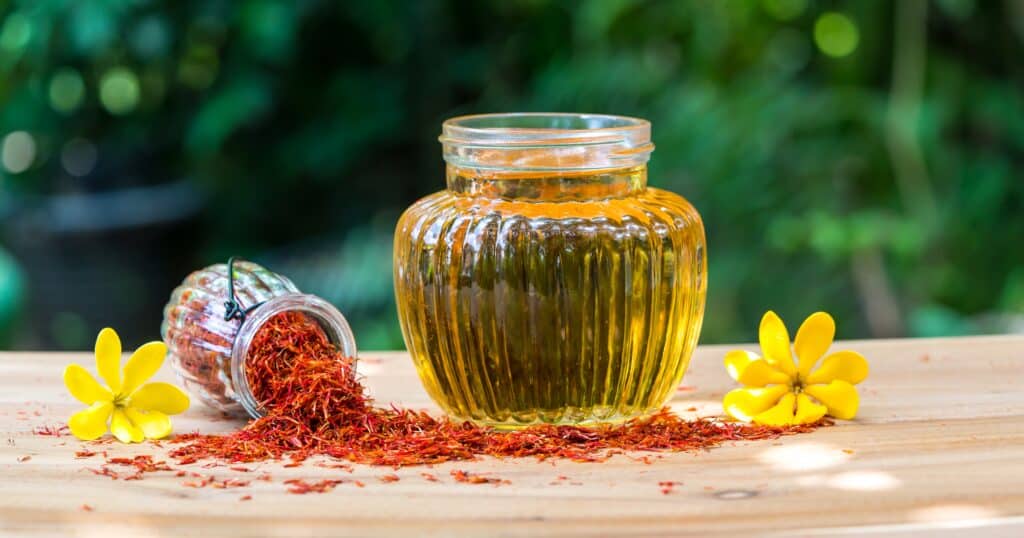 இந்த 10 உணவுகளை கொலஸ்ட்ரால் இருக்கவங்க தவறி கூட சாப்பிடாதீங்க