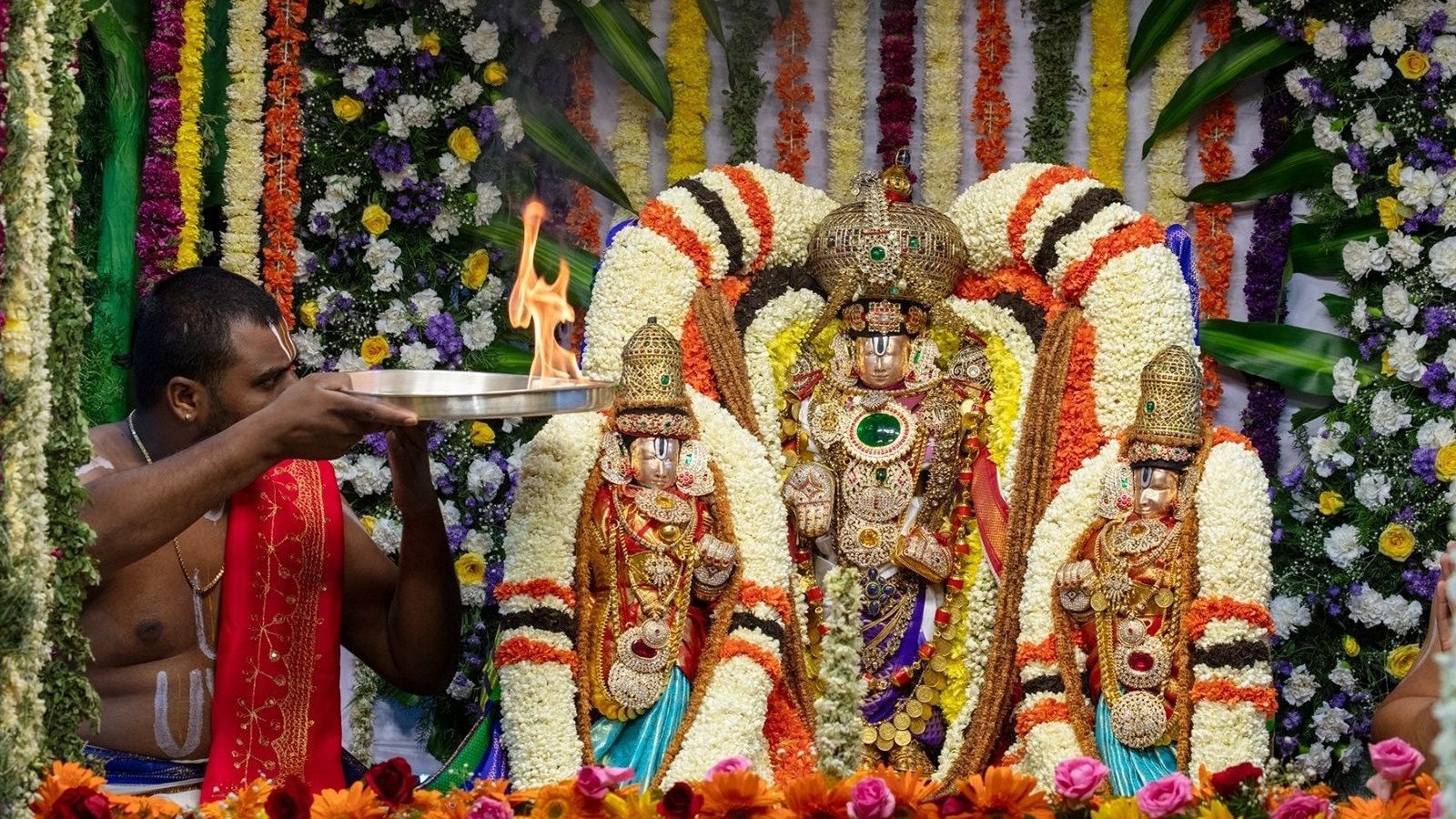 புஷ்ப பல்லக்கில் பவனி வந்த திருப்பதி ஏழுமலையான்... அழகிய போட்டோஸ்..!