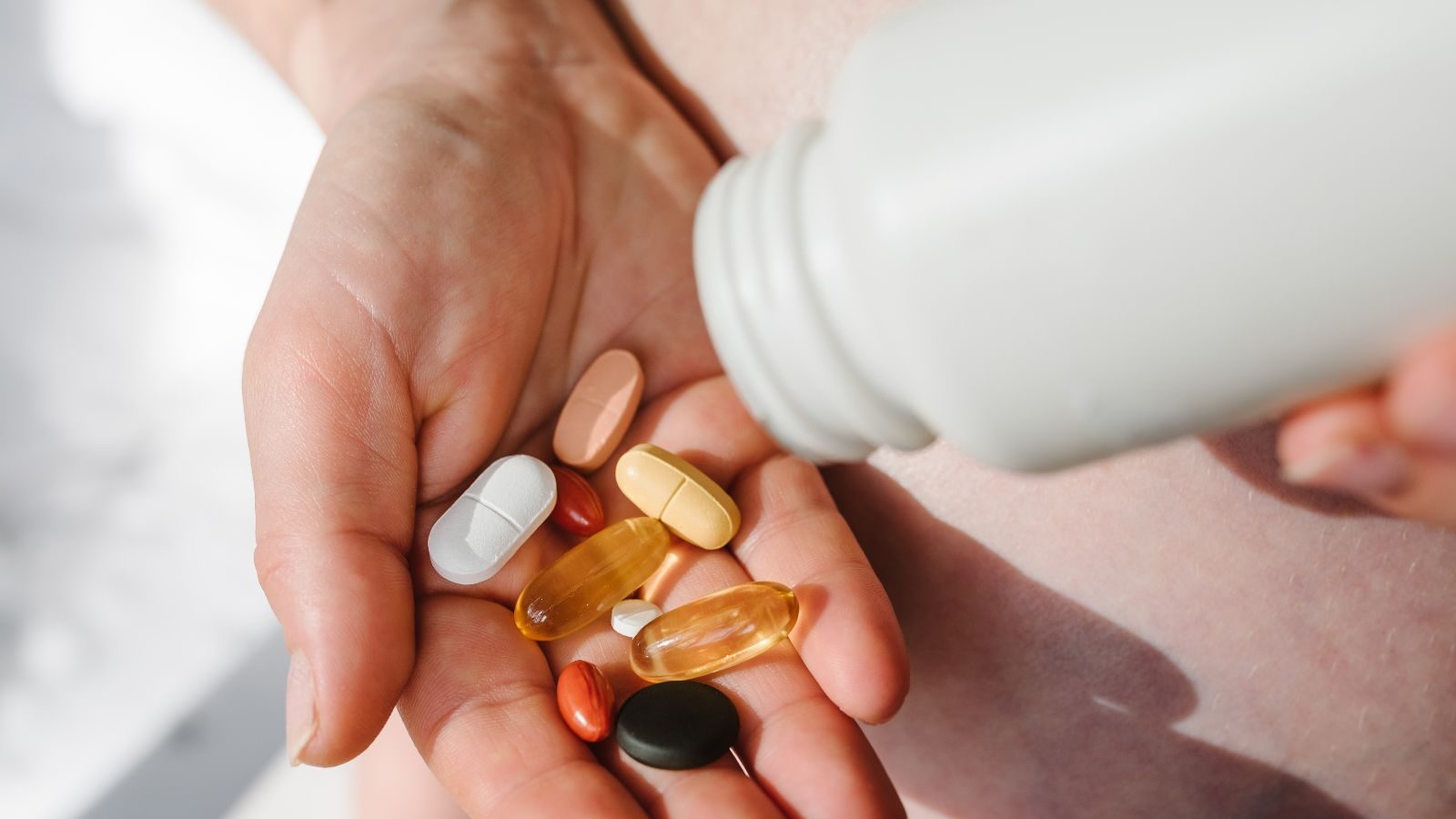 மல்டி வைட்டமின் மாத்திரைகள் சாப்பிட்ட உடனேயே தலைவலி, குமட்டல் ஏற்படுகிறதா...?  அதுக்கான காரணம் இதுதான்!