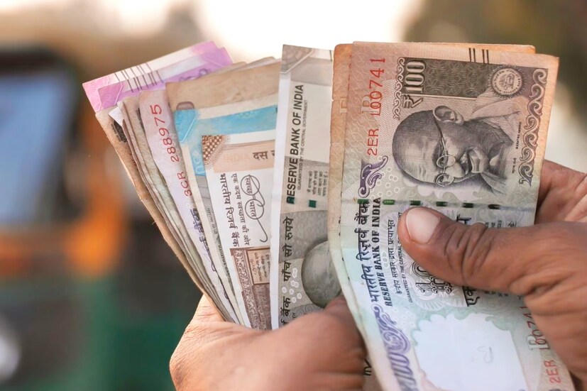  இந்தத் திட்டத்தில் தினமும் 50 ரூபாய் வீதம் மாதம் ரூ.1,500 ஒருவர் டெபாசிட் செய்யும் போது ரூ. 35 லட்சம் வரை ரிட்டர்னாகப் பெற முடியும். மேலும் இந்தத் திட்டத்தில் ஆண்டுக்கு ஒவ்வொரு 1,000 ரூபாய்க்கும் ரூ.65 போனஸ் வழங்கப்படும். ஒருவர் 19 வயதில் ரூ.10 லட்சத்துக்கு இத்திட்டத்தில் பாலிசி எடுத்தால், 55 ஆண்டுகளுக்குப் பிரீமியமாக ஒவ்வொரு மாதமும் ரூ.1,515 செலுத்த வேண்டும். அதுவே 58 ஆண்டுகளுக்கு ரூ.1,463 தொகையும், 60 ஆண்டுகளுக்கு என்றால் ரூ.1,411 தொகையும் பிரீமியமாக மாதந்தோறும் செலுத்த வேண்டும்.