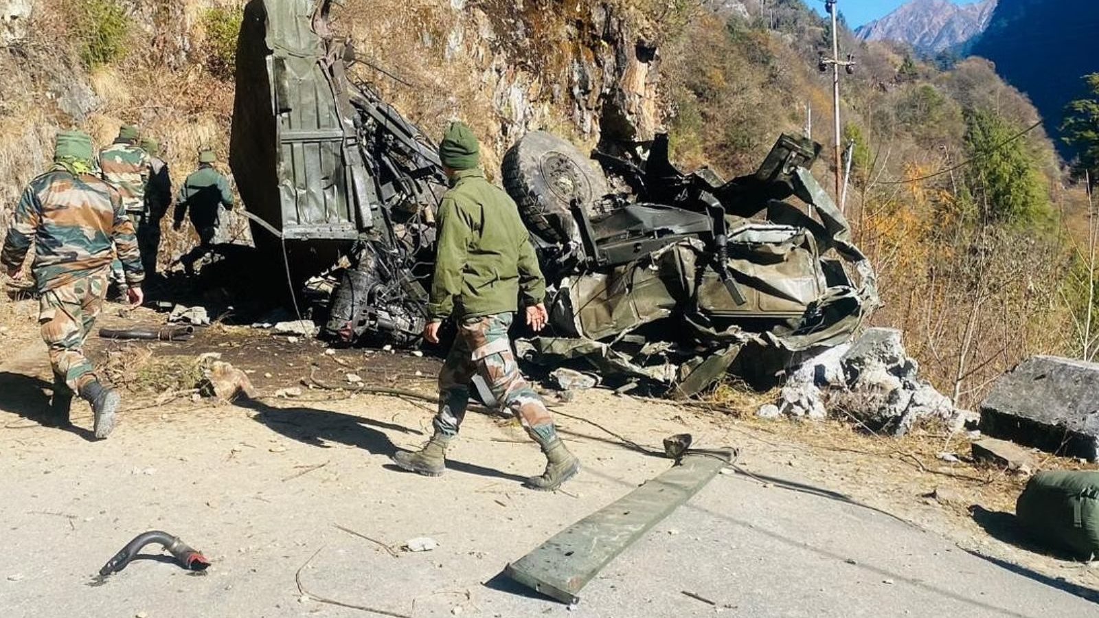 லடாக்கில் ராணுவ வாகனம் கவிழ்ந்து 9 வீரர்கள் உயிரிழப்பு... பிரதமர் மோடி உள்ளிட்டோர் இரங்கல்