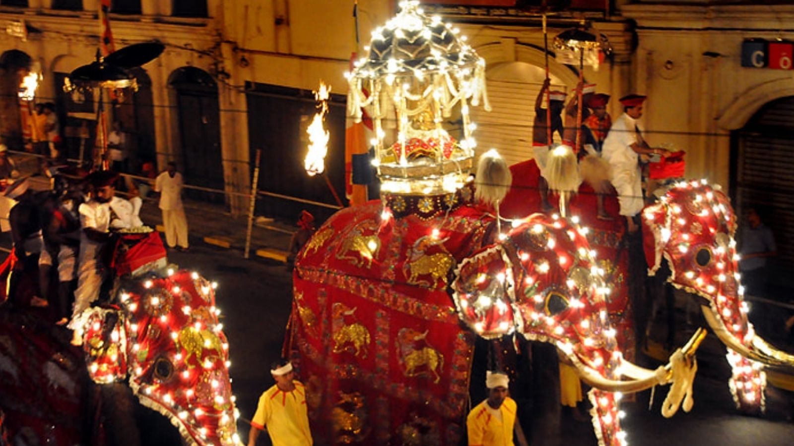 ஜொலிக்கும் யானைகள்.. ரெடியாகும் திருவிழா.. இலங்கையின் 'கண்டி எசெல பெரஹரா' குறித்து தெரியுமா?