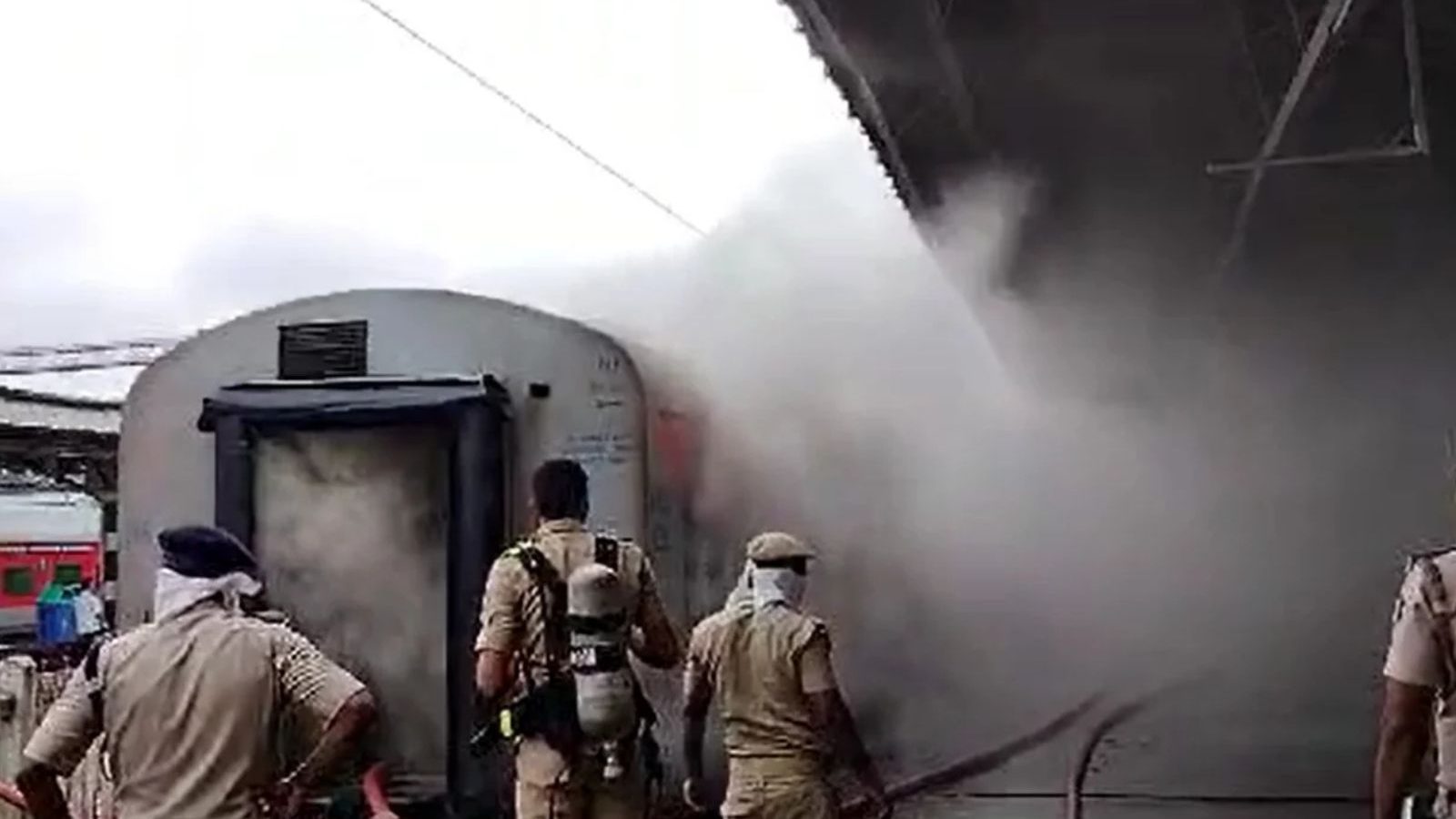 தீப்பிடித்து எரிந்த ரயில் பெட்டிகள்... அதிர்ஷ்டவசமாக உயிர் தப்பிய பயணிகள்... பெங்களூருவில் பரபரப்பு!