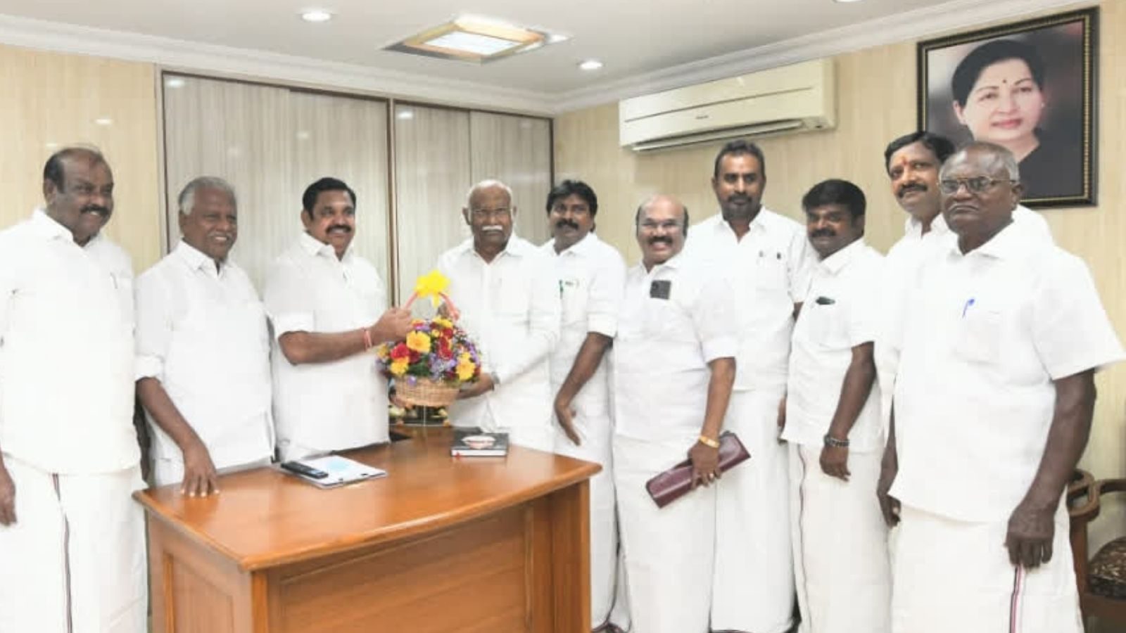 மீண்டும் அதிமுகவில் இணைந்தார் அன்வர் ராஜா..!