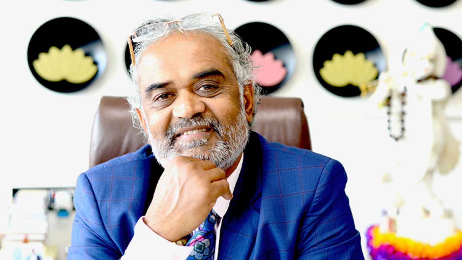 கையில் இருந்ததோ 12 ரூபாய்... படிப்போ 4-ம் வகுப்பு... இன்று ஊழியர்களுக்கு பல கோடி மதிப்பிலான பரிசுகளை வழங்கும் தொழிலதிபர்!