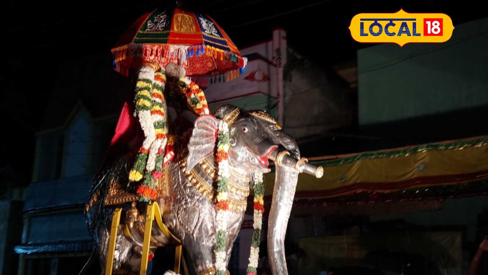ஆவணி திருவிழா... யானை வாகனத்தில் காட்சியளித்த மதுரை மீனாட்சி... மழையில் நின்று பார்த்த மக்கள்