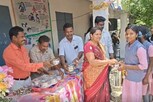 சுதந்திர தின விழாவை பள்ளியில் கொண்டாடிய முன்னாள் மாணவர்கள்