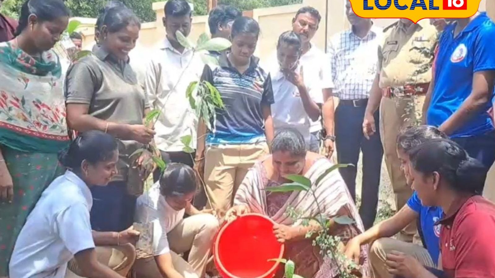 போலீஸ் ஸ்டேஷனில் முக்கனி மரங்களை வளர்க்கும் புதுச்சேரி காவல்துறையினர்..!