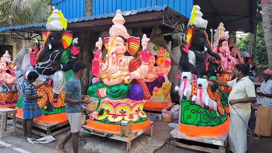  இதனையொட்டி விநாயகர் சிலை தயாரிக்கும் பணிகள் பல்வேறு இடங்களில் தீவிரமாக  நடைபெற்று வருகிறது. இதன் ஒரு பகுதியாக புதுச்சேரியை அடுத்த கூனிமுக்கு கிராமத்தில் நான்கு தலைமுறையாக விநாயகர் சிலைகள் உருவாக்கப்பட்டு வருகின்றன.