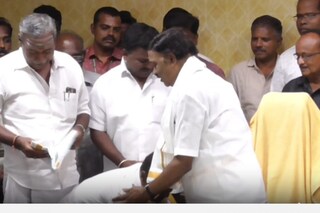 ஏ.சி சண்முகம் காலில் விழுந்த ஆரணி அதிமுக எம்எல்ஏ