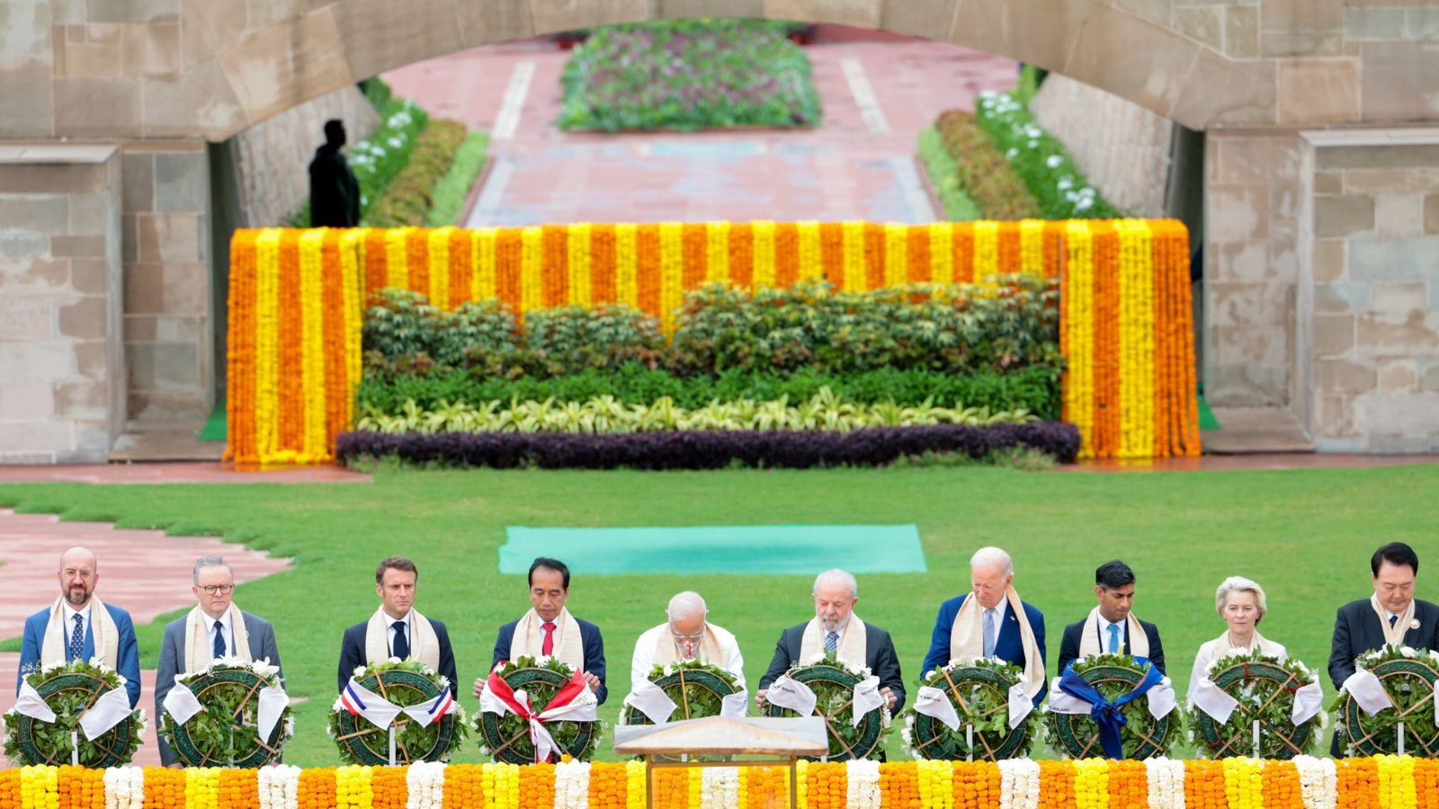 டெல்லியில் மகாத்மா காந்தி நினைவிடத்தில் உலகத்தலைவர்கள் மரியாதை