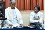 இளையராஜா பாட, ரசித்துக்கேட்கும் பாரதிராஜா - வைரலாகும் வீடியோ