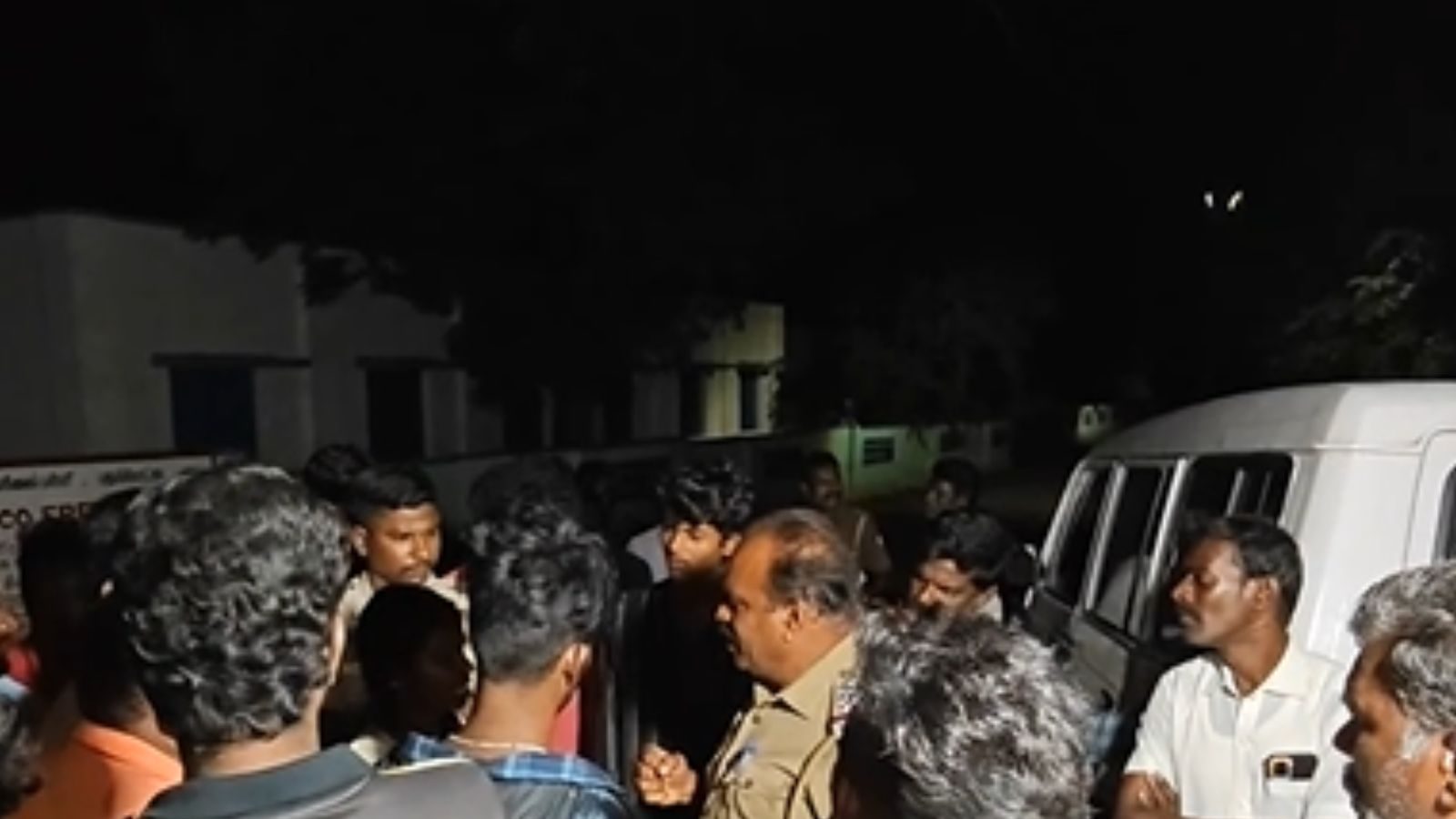 ஆசிரியர்கள் கண்டித்ததால் பள்ளி மாணவன் விபரீத முடிவு... புதுக்கோட்டையில் பரபரப்பு...