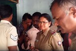 மனைவியின் தலையில் கல்லை போட்டு கொன்ற கணவன்!