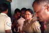 மனைவியின் தலையில் கல்லை போட்டு கொன்ற கணவன்!