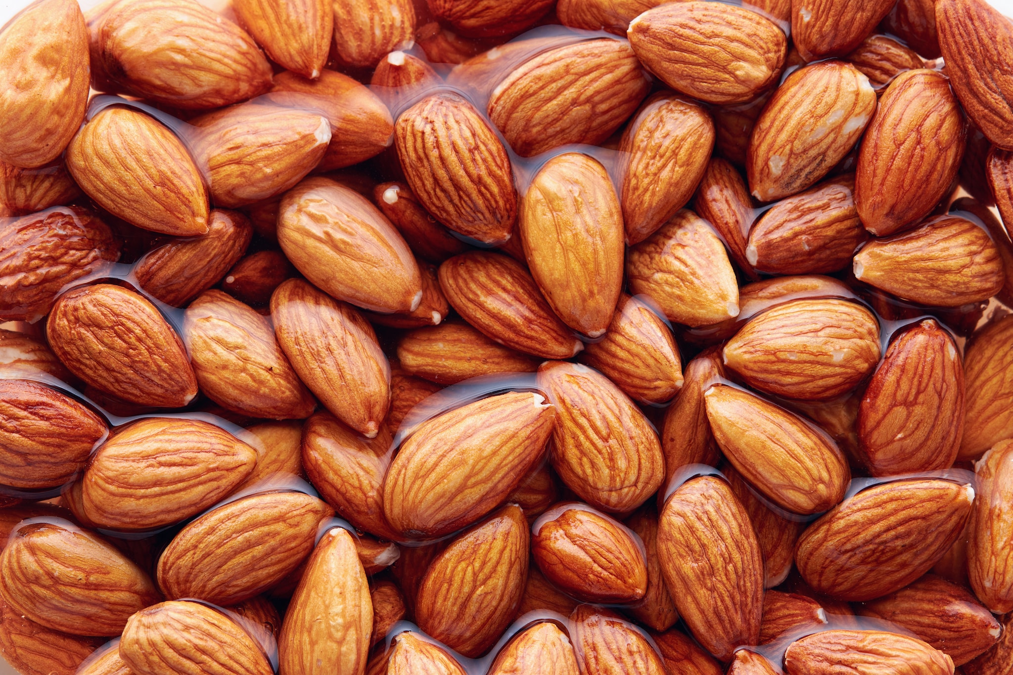  வெறுமனே பாதாம் பருப்பை சாப்பிடும்போது, நீர்ச்சத்து இன்றி அதிக சுவை இருக்காது. அதுவே ஊறவைத்து எடுத்துக் கொண்டால் அதில் உள்ள நீர்ச்சத்து அதிகரிப்பதன் காரணமாக சாப்பிடுவதற்கு சுவையாக இருக்கும் மற்றும் அதன் தோற்றம் நல்ல ஈர்ப்பு கொண்டதாக இருக்கும்.