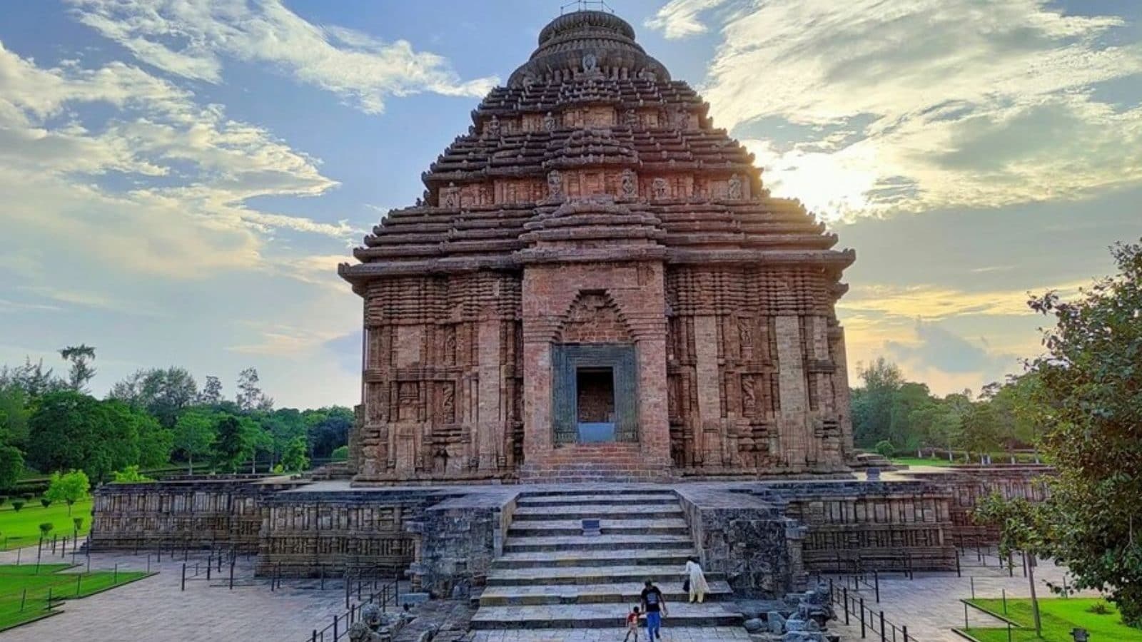 கல்லில் செதுக்கப்பட்ட தேர் வடிவம்.. இந்தியாவில் கட்டப்பட்ட முதல் சூரியக் கோவில் எது தெரியுமா?