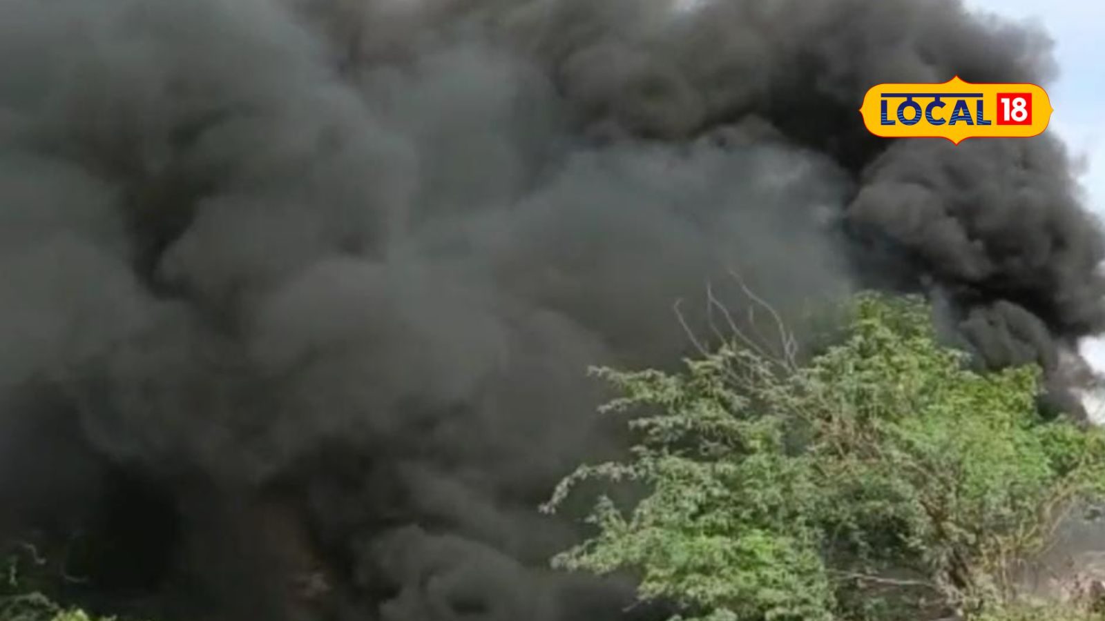 சங்கராபரணி ஆற்றில் குப்பைகளை கொட்டி தீ வைத்த மர்மநபர்கள்.. புகைமண்டலத்தால் தொற்று பரவும் அபாயம்!