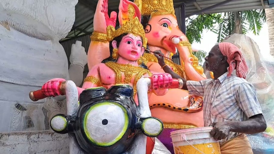  கொரோனா நோய் தொற்றால் 3 ஆண்டுகளாய் முடங்கி போன தொழில் தற்போது தான் தலைதூக்கி இருப்பதாக கூறும் தொழிலாளர்கள், ஒவ்வொரு கிராமத்திலும்100 பேர் சிலை செய்கிறார்கள்.