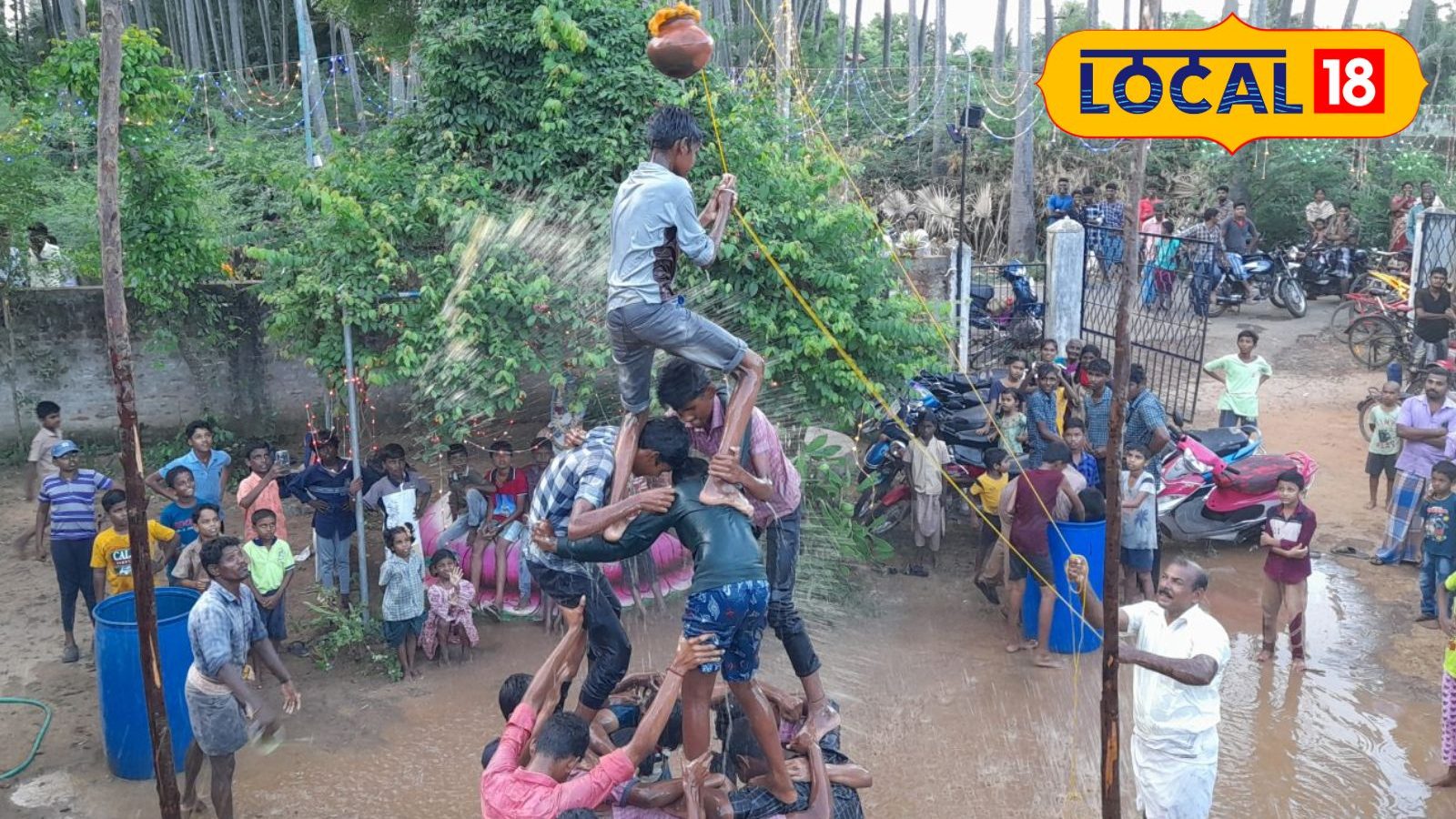 திருவாரூரில் கிருஷ்ண ஜெயந்தியை முன்னிட்டு கோலாகலமாக நடைபெற்ற உறியடி திருவிழா
