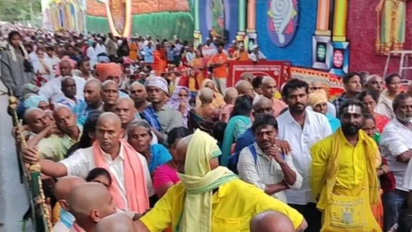 புரட்டாசி மாத இரண்டாவது சனிக்கிழமை.. திருப்பதியில் 32 மணி நேரம் காத்திருக்கும் பக்தர்கள்..!