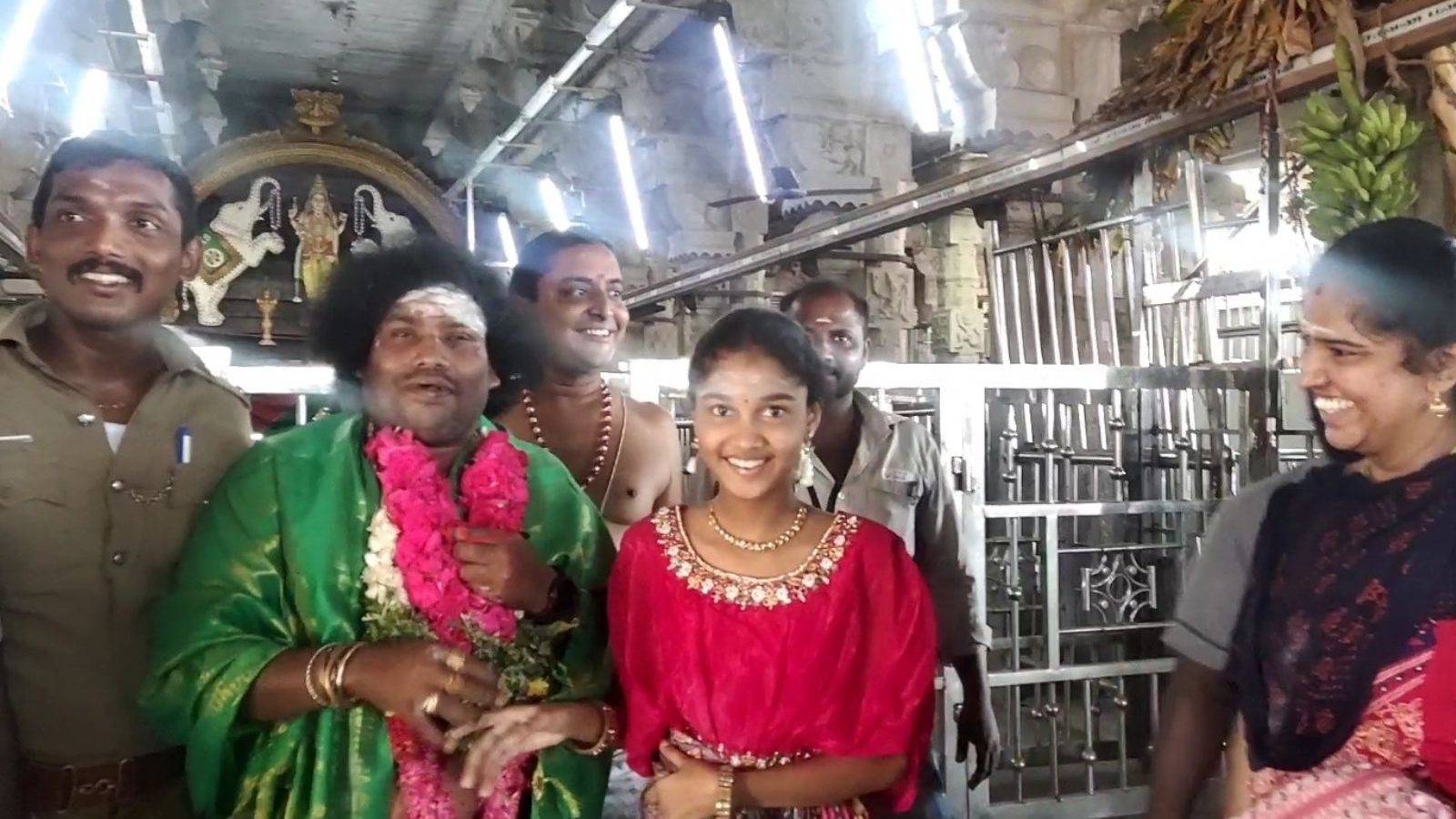 திருச்செந்தூர் முருகன் கோவிலில் சாமி தரிசனம் செய்த நடிகர் யோகி பாபு!