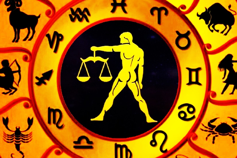  துலாம்:<br />துலாம் ராசிக்காரர்கள் திரிகிரக யோகத்தால் வாழ்க்கையில் புதிய உயரங்களை தொட இருக்கிறீர்கள். இந்த காலகட்டத்தில் வசதி, வாய்ப்புகள் அதிகரிக்கும். பொன், பொருள், இன்பங்கள் சேரும். புதிய வாகனங்கள் அல்லது சொத்துக்கள் வாங்கும் வாய்ப்புகள் உருவாகும். பரம்பரை அல்லது பூர்வீக சொத்துக்கள் மூலம் நிதி நன்மைகள் கிடைக்க வாய்ப்பு உள்ளது. தொழில் செய்து வருபவர்களுக்கு எதிர்பார்த்த ஒப்பந்தங்கள், ஆர்டர்கள் கிடைக்கலாம். வலுவான லாபம் ஈட்ட வாய்ப்புகள் உண்டு. குடும்ப உறவுகள் இனிமையானதாக மாறும். பணியில் இருப்பவர்களுக்கு சலுகைகள், போனஸ் அல்லது பதவி உயர்வு கிடைக்க வாய்ப்பு உள்ளது.