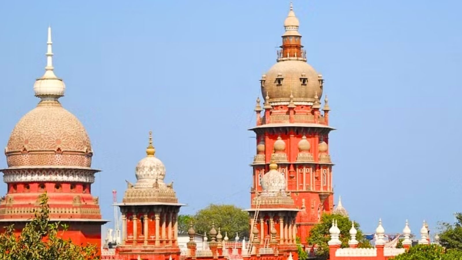 ஓய்வூதியம் வழங்காமல் 36 ஆண்டுகள் இழுத்தடித்த அரசு அதிகாரிகள்... கடுகடுத்த உயர்நீதிமன்றம்..!