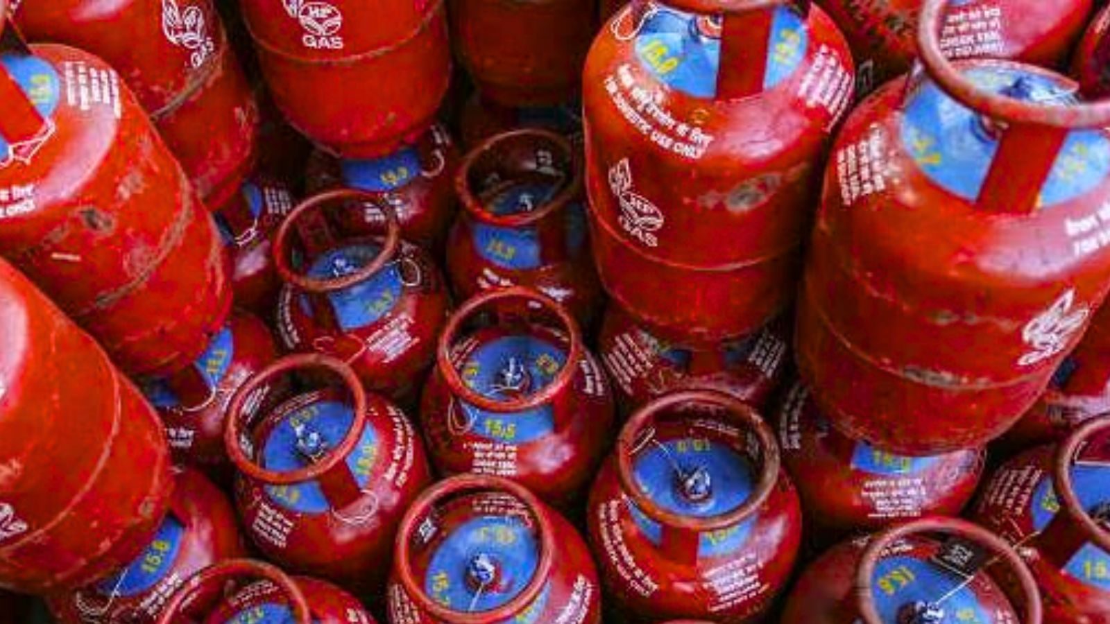 மீண்டும் உயர்ந்த சிலிண்டர் விலை... அதிர்ச்சியில் வாடிக்கையாளர்கள்!