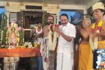 புரட்டாசி மாத பிரம்மோற்சவ விழா : நடனமாடி மாலை அணிவித்த செங்கோட்டையன்