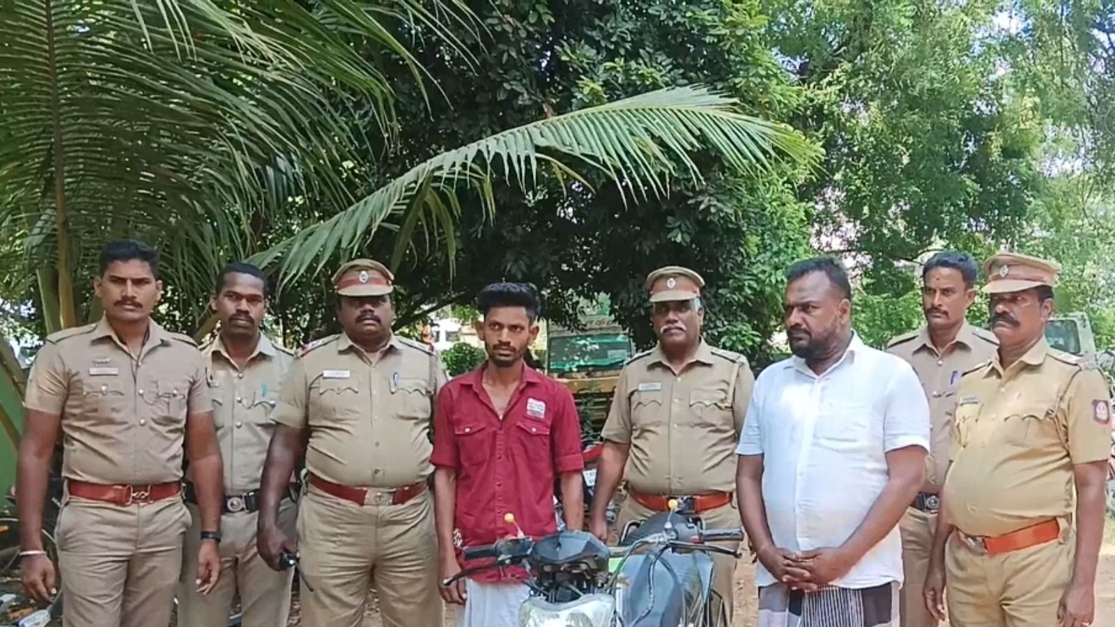 டாஸ்மாக் பாரில் அரங்கேறிய கொலை.. முந்திரி தோப்பில் மீட்கப்பட்ட சடலம் - திருச்சியில் பரபரப்பு