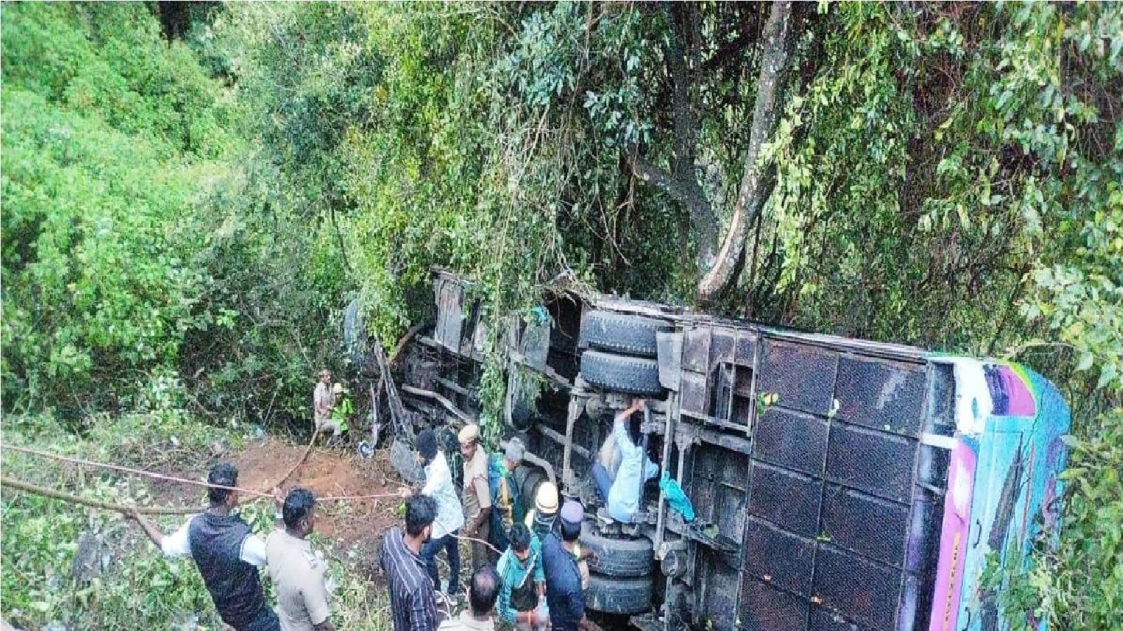 குன்னூர் மலைப்பாதையில் சுற்றுலா பேருந்து கவிழ்ந்து விபத்து: பலி எண்ணிக்கை 9 ஆக உயர்வு