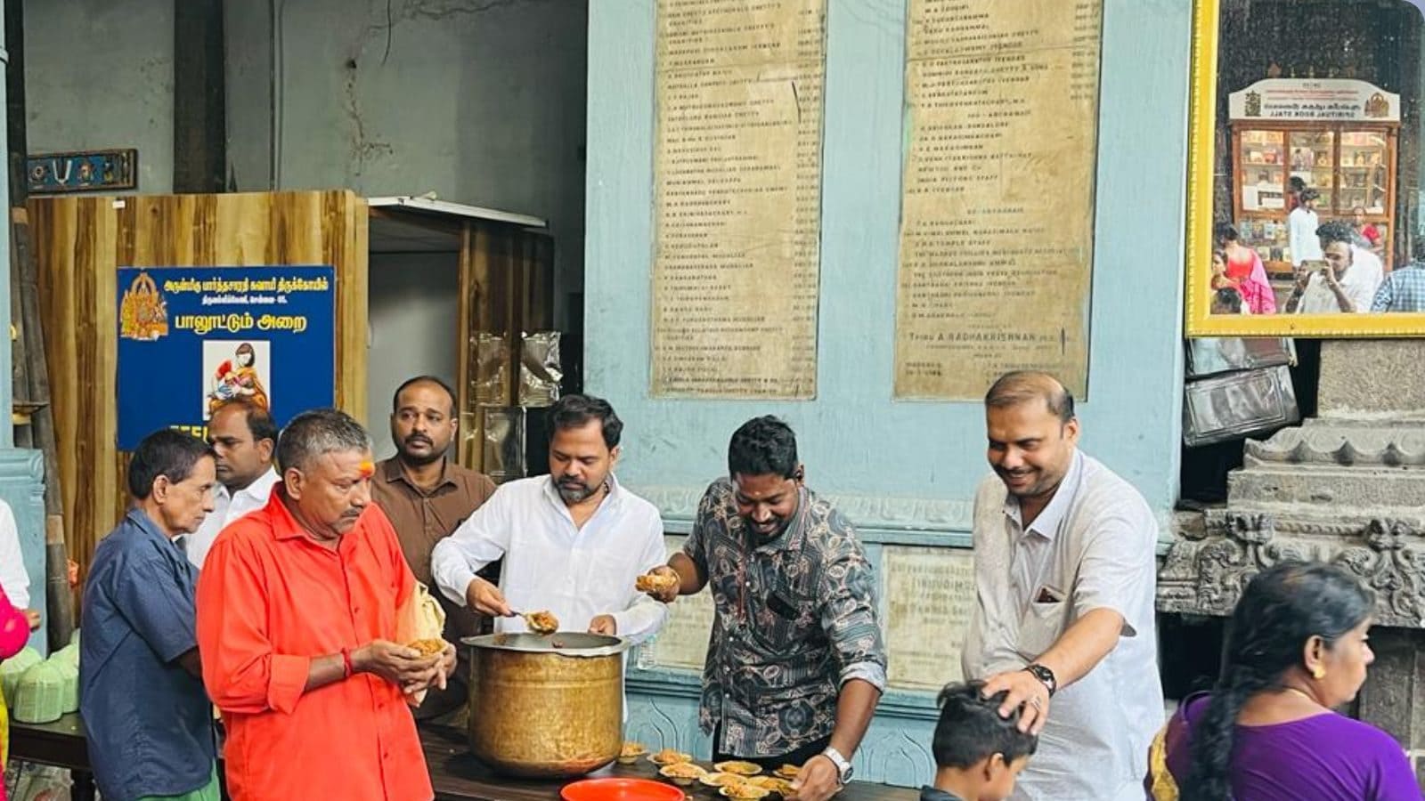 புரட்டாசி சனிக்கிழமை: பார்த்தசாரதி கோவில் பக்தர்களுக்கு பிரசாதம் வழங்கிய உதயநிதி அறக்கட்டளையினர்!