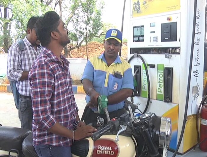   ஈரான் (ரூ.2.49), லிபியா (ரூ.2.51), வெனிசுலா(ரூ.3.03), அங்கோலா (ரூ.28.44), எகிப்து (ரூ.29.39), அல்ஜீரியா (ரூ.29.4), குவைத் (ரூ.29.65), துருக்மெனிஸ்தான் (ரூ.37.11), மலேசியா (ரூ.39.87) மற்றும் சவுதி அரேபியா (ரூ.49) ஆகும்.
