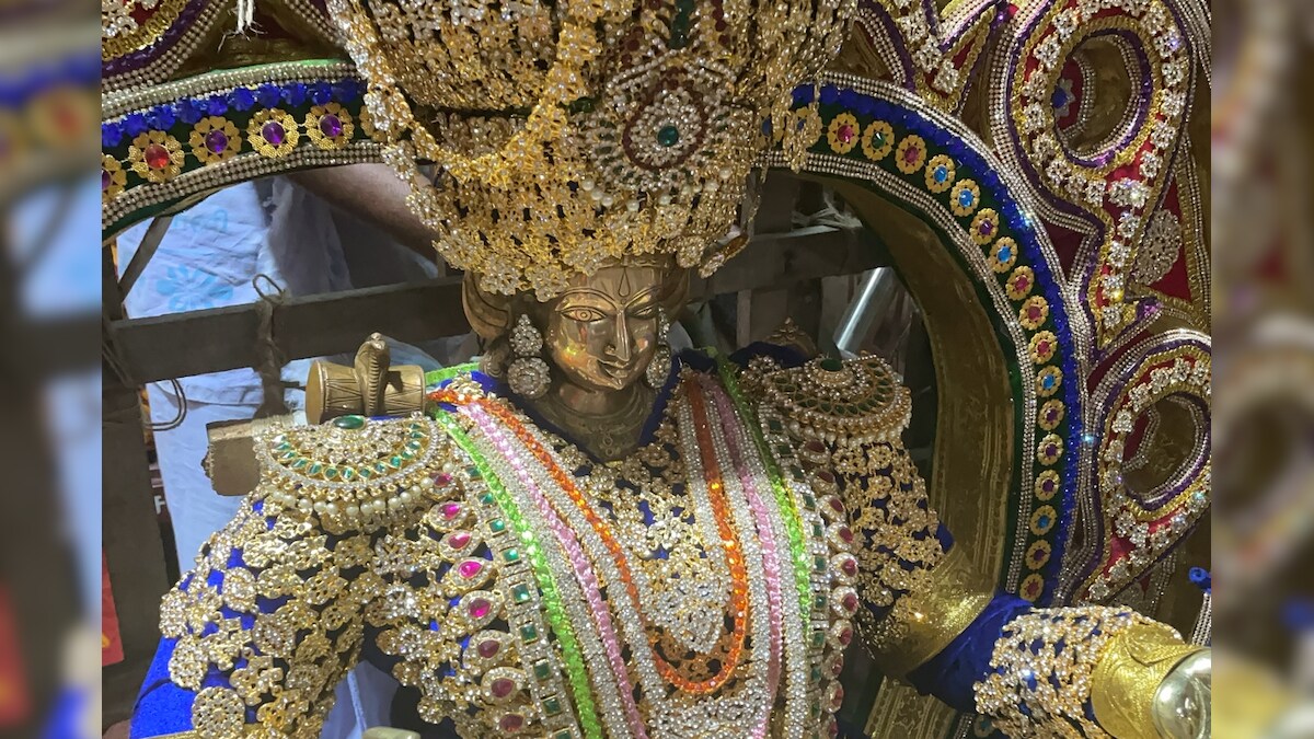 கோலாகல கொண்டாட்டத்தில் இருக்கும் மஞ்சள் நகரம்...!! அப்படி என்ன திருவிழா தெரியுமா? – News18 தமிழ்