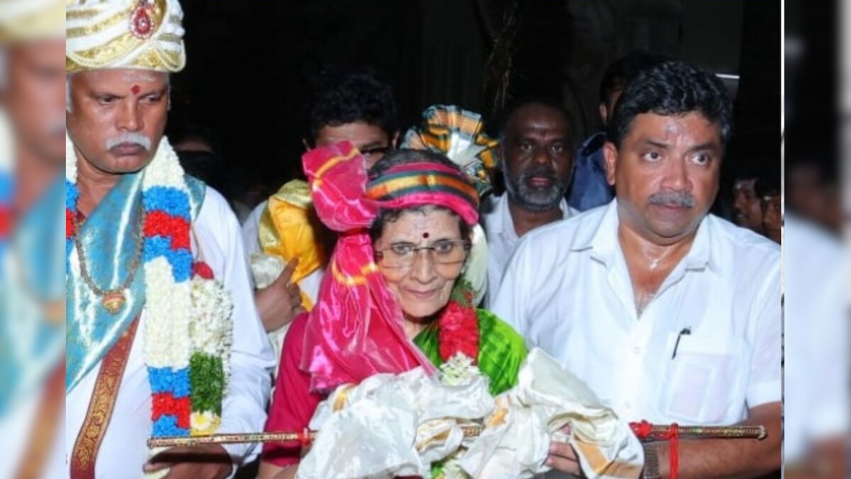 மீனாட்சி அம்மன் கோயில் அறங்காவலர் ருக்மணியிடம் செங்கோல் வழங்கப்பட்டது – News18 தமிழ்