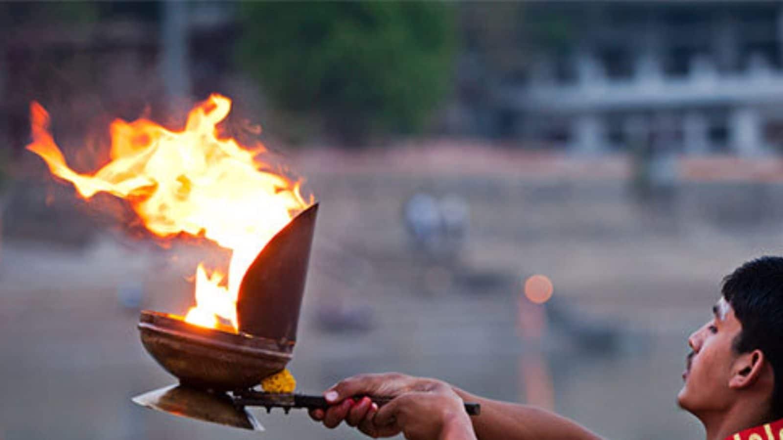 எந்த திசையில் தீபம் ஏற்றலாம்? ஆரத்தி எத்தனை முறை சுற்ற வேண்டும் ...