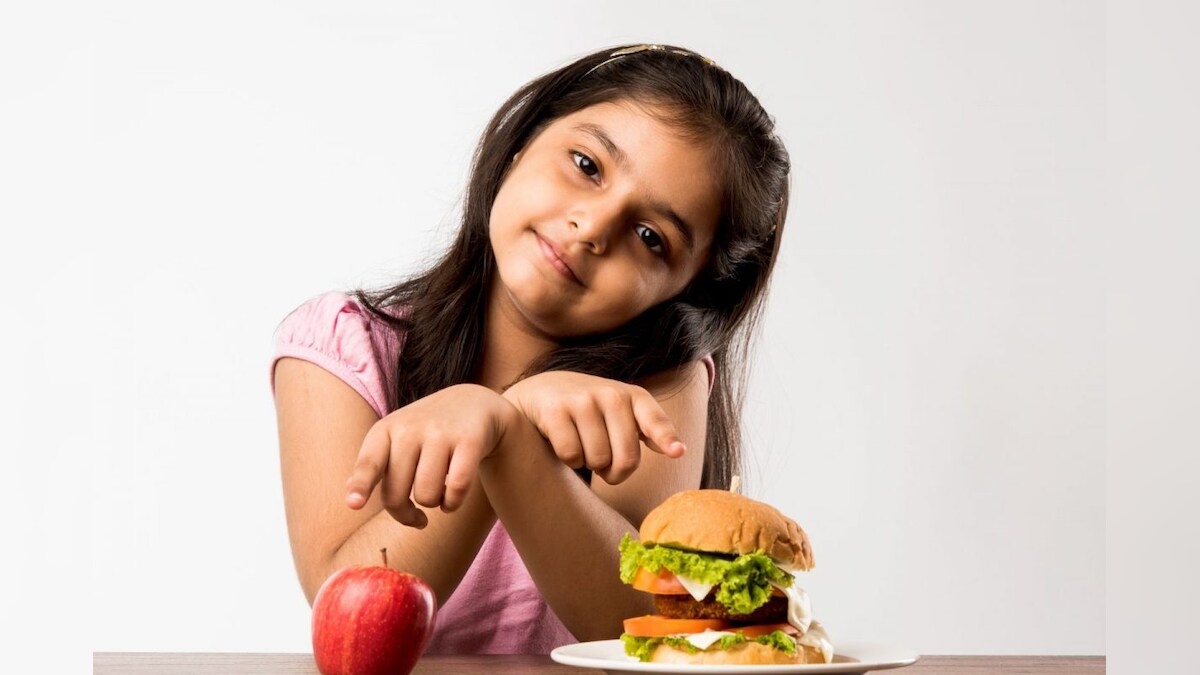 உங்கள் குழந்தை ஜங்க் ஃபுட் சாப்பிடுவதை எப்படி கட்டுப்படுத்துவது..? நிபுணர் கூறும் ஆலோசனை..! – News18 தமிழ்