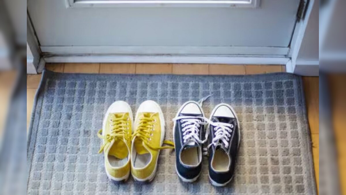 தப்பி தவறி கூட இந்த திசையில் காலணிகளை விடாதீர்கள்.. பண கஷ்டம் வருமாம்! – News18 தமிழ்