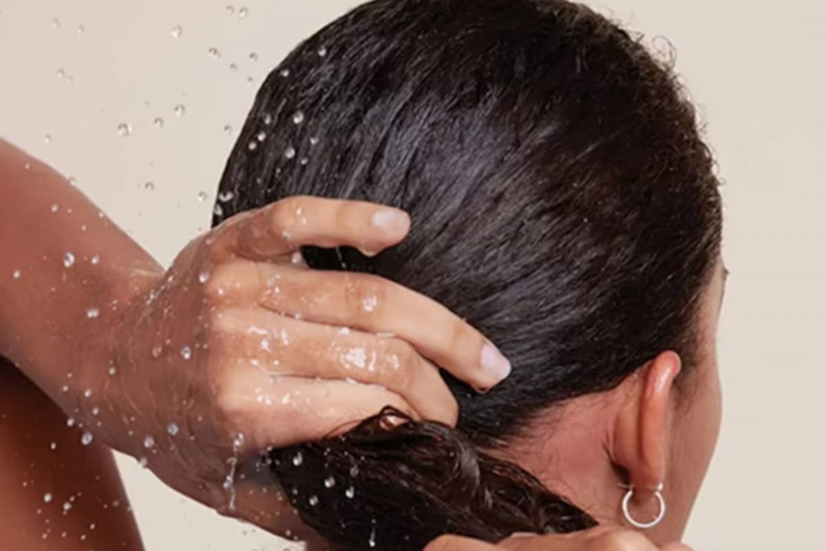 குளித்துவிட்டு ஈரத்தலையுடன் இருந்தால் இத்தனை பிரச்சனைகளை கொண்டு வருமா..? இனிமேல் இந்த தவறை செய்யாதீங்க.. – News18 தமிழ்