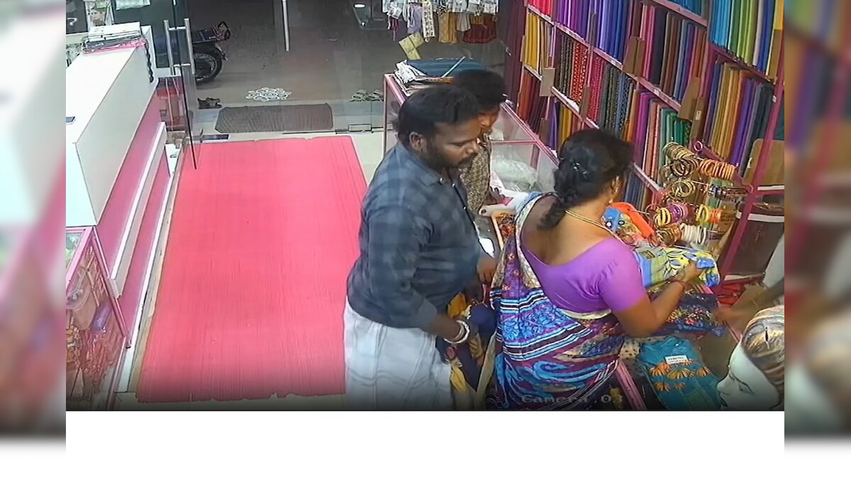 குடும்பத்துடன் ஜவுளி கடையில் புடவைகள் திருட்டு.. சிசிடிவியில் வசமாக சிக்கிய நபர் – News18 தமிழ்