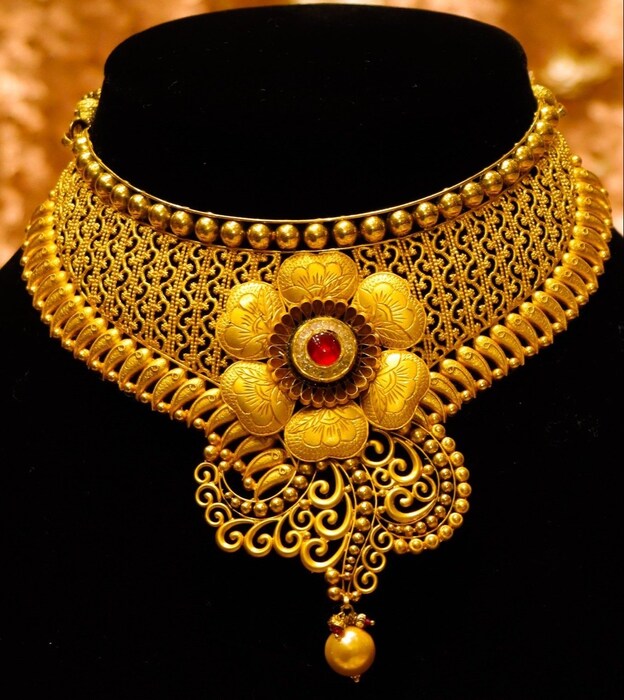  இந்நிலையில், இன்று (பிப்.10-ஆம் தேதி) ஆபரணத் தங்கத்தின் விலை ஒரு கிராமுக்கு ரூ.35-ம், சவரனுக்கு ரூ.280-ம் உயர்ந்து, ஒரு சவரன் ரூ.63,840-க்கு விற்பனை செய்யப்படுகிறது.