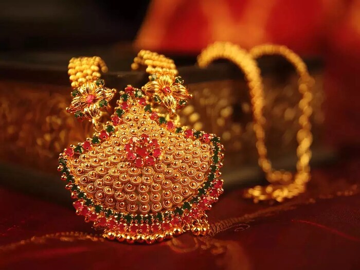  அதேபோல, 18 காரட் ஆபரணத் தங்கத்தின் விலை கிராமுக்கு ரூ.30 குறைந்து, ஒரு கிராம் ரூ.6825-க்கும், சவரனுக்கு ரூ.240 குறைந்து ஒரு சவரன் ரூ.54,600-க்கும், விற்பனை செய்யப்படுகிறது.