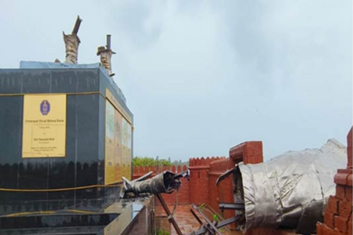 प्रधानमंत्री मोदी द्वारा उद्घाटन की गई छत्रपति शिवाजी की 35 फीट ऊंची प्रतिमा ढह गई प्रधानमंत्री मोदी द्वारा उद्घाटन की गई छत्रपति शिवाजी की 35 फीट ऊंची प्रतिमा ढह गई