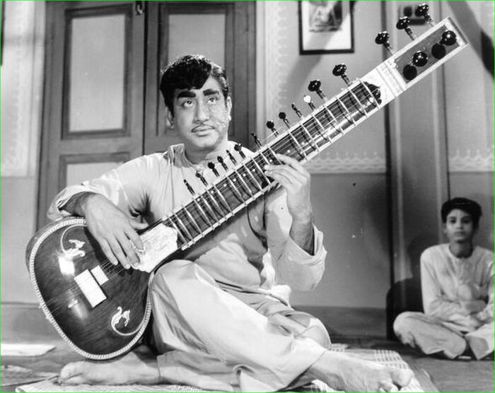  தெய்வமகன்: நடிகர் திலகம் சிவாஜி கணேசன் நடிப்பில் 1969 ஆம் ஆண்டு வெளியான திரைப்படம் 'தெய்வமகன்'. அப்பா, இரண்டு மகன்கள் என அந்த காலகட்டத்திலேயே மூன்று வேடங்களில் நடித்து அசத்தியிருப்பார் சிவாஜி. தமிழ் சினிமாவில் இருந்து ஆஸ்கருக்கு சென்ற முதல் தமிழ் படம் சிவாஜியின் 'தெய்வமகன்' படம்தான்.