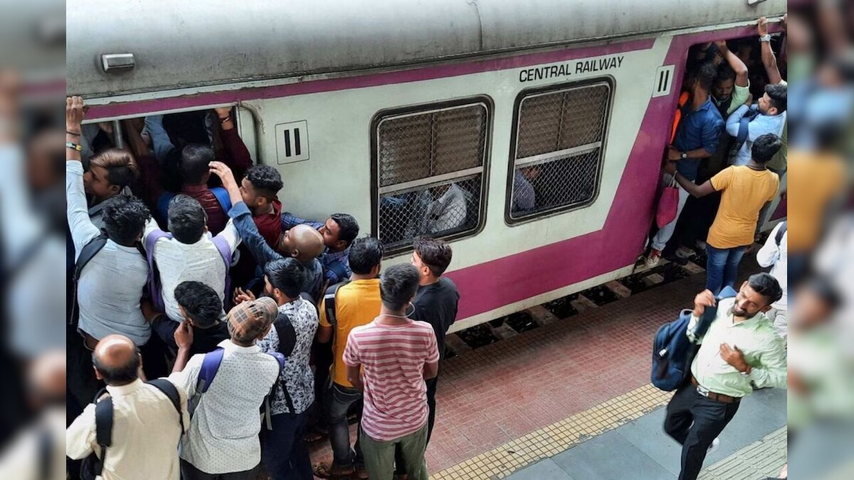 उपनगरीय इलेक्ट्रिक ट्रेन में एक यात्री के साथ हुआ हादसा, आया सामने चौंकाने वाला वीडियो!