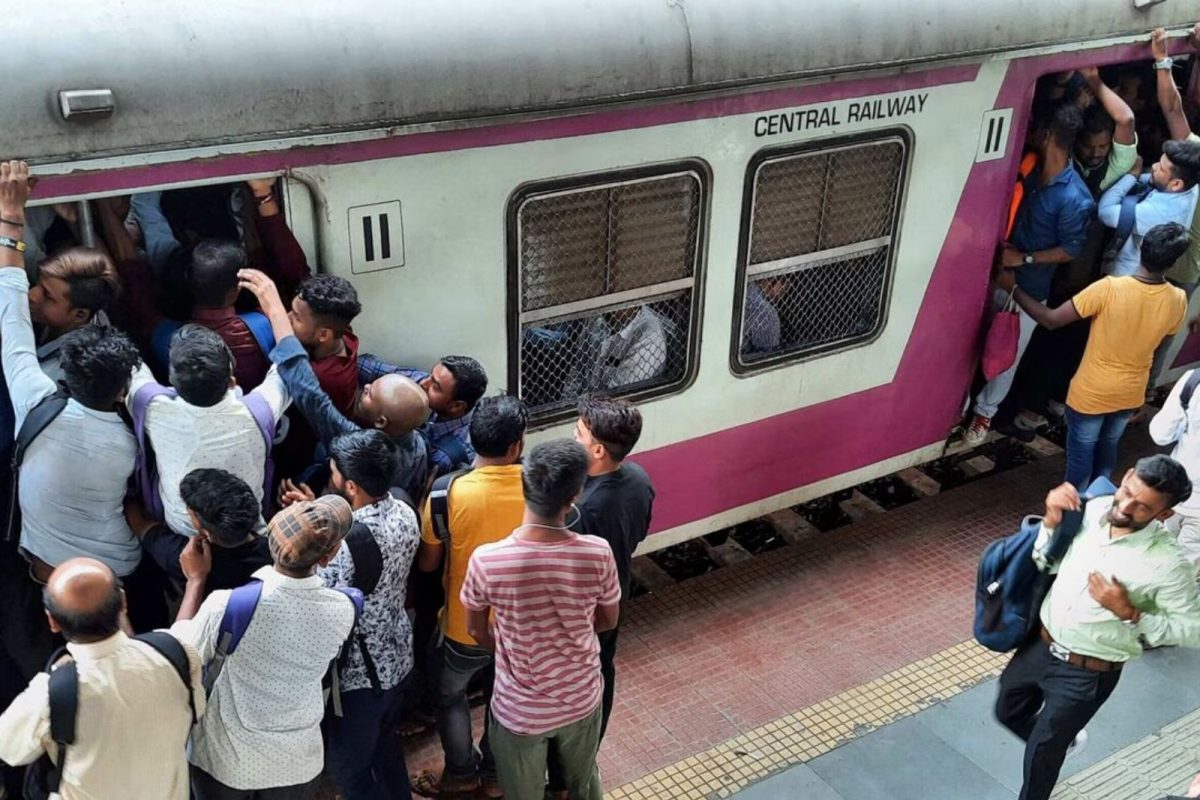 उपनगरीय इलेक्ट्रिक ट्रेन में एक यात्री के साथ हुआ हादसा, आया सामने चौंकाने वाला वीडियो! उपनगरीय इलेक्ट्रिक ट्रेन में एक यात्री के साथ हुआ हादसा, आया सामने चौंकाने वाला वीडियो!